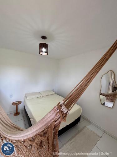 a bedroom with a hammock in a room at Suites Fernandes Fortim in Fortim
