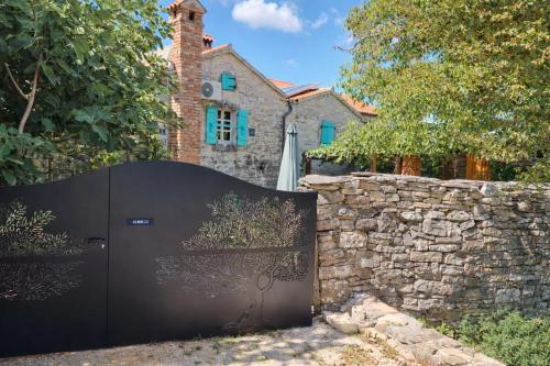 Stonehouse Zena with outdoor Kitchen and Garden