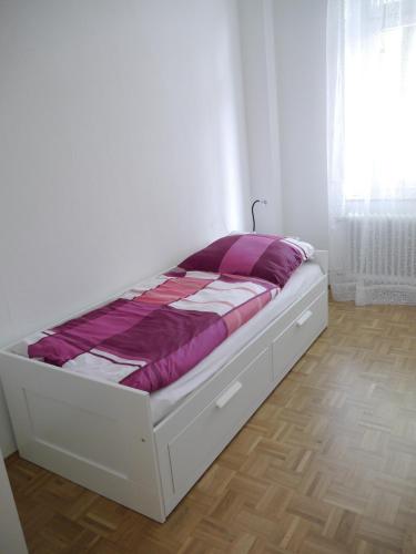 un letto bianco in una camera bianca con materasso di Schöne Ferien und Messewohnung Nähe Düsseldorf und Köln a Haan