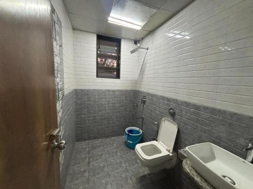 a bathroom with a toilet and a sink at Shalimar Villa-2 in Jāmb