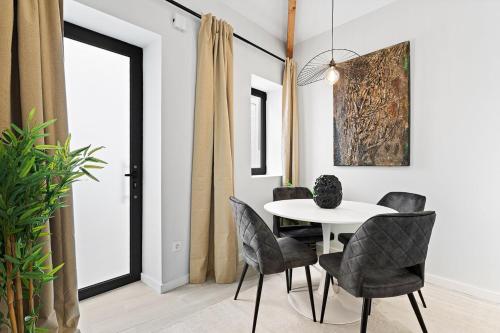 a dining room with a white table and chairs at GuestReady - Charming cosy home in Porto