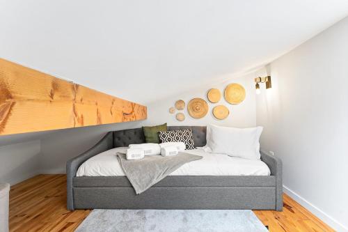 a bedroom with a bed with two towels on it at GuestReady - Charming cosy home in Porto