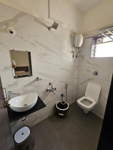a bathroom with a sink and a toilet at Zen Villa in Murūd