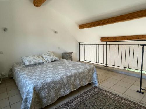 a bedroom with a bed and a balcony at Résidence de vacances avec piscine in Aiguèze