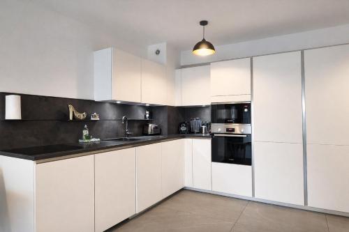 BEAUTIFUL 1 - BR APARTMENT - Next To Rue Antibes