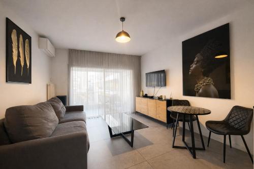 BEAUTIFUL 1 - BR APARTMENT - Next To Rue Antibes