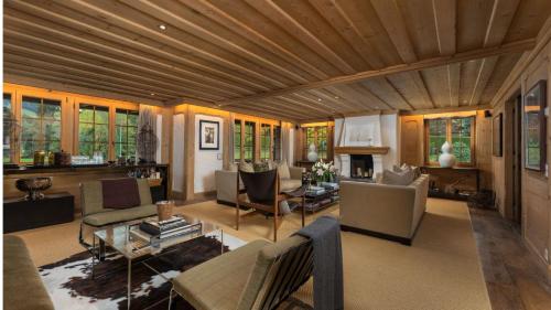 Luxurious 5 Bedroom Chalet With Modern Charm