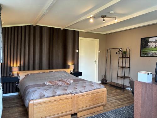 Tempat tidur dalam kamar di B&B Warnstee