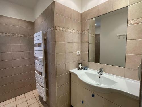 a bathroom with a sink and a mirror at Résidence de vacances avec piscine in Aiguèze