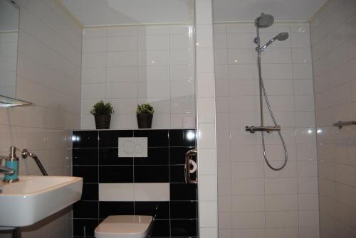 Kamar mandi di B&B Warnstee
