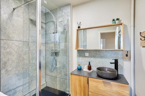 a bathroom with a shower and a sink at Jeanne d'Arc - Plage à pied - Central in Villerville