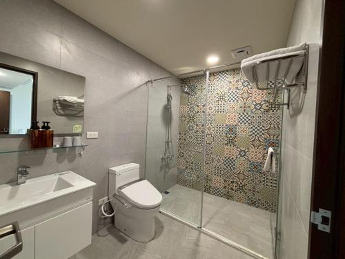 a bathroom with a shower with a toilet and a sink at Shin Mei B&B in Puli