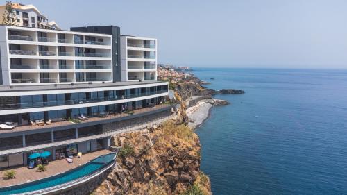 Big Cliff - Ocean View by AH