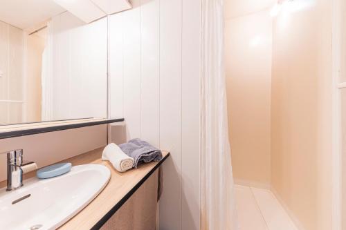 a bathroom with a sink and a mirror at Ouest Découvertes in Crozon