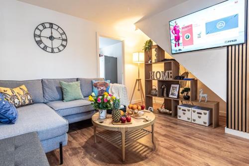 a living room with a couch and a tv at 2BR House Hot Tube Airport A38 A50 Parking in Burton upon Trent