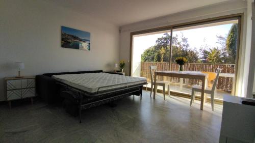 Studio moderne au calme proche vieil Antibes et mer