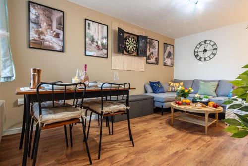 a living room with a table and a couch at 2BR House Hot Tube Airport A38 A50 Parking in Burton upon Trent