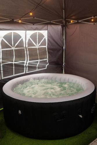 a large hot tub in a tent at 2BR House Hot Tube Airport A38 A50 Parking in Burton upon Trent