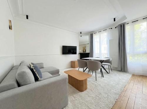 Golden Triangle AC by Melvane