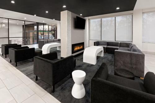 a living room with couches and a fireplace at Holiday Inn Express & Suites Washington DC - NoMA by IHG in Washington, D.C.