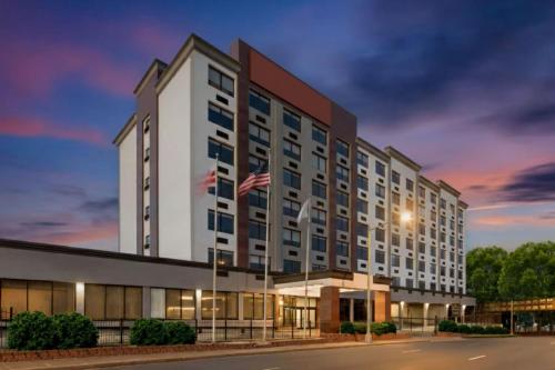 an exterior view of a hotel at dusk at Holiday Inn Express & Suites Washington DC - NoMA by IHG in Washington, D.C.