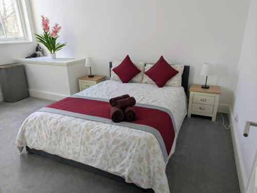 a teddy bear sitting on a bed in a bedroom at 2 Bedroom House with Garden and Free Parking -10 min to London Bridge and near Lewisham Hospital in Lewisham