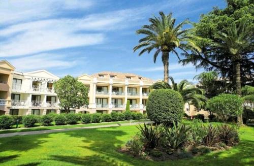 Standing, magnifique piscine, parking, proche plages