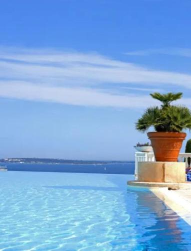 Standing, magnifique piscine, parking, proche plages