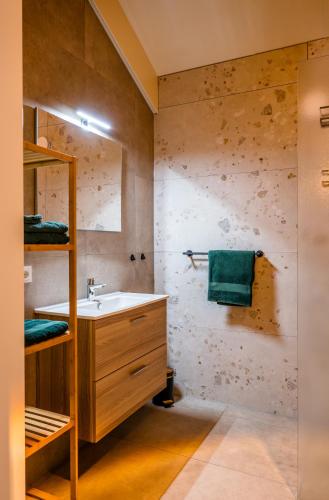 a bathroom with a sink and a mirror at Vakantiepark Zevenbergen in Heesch