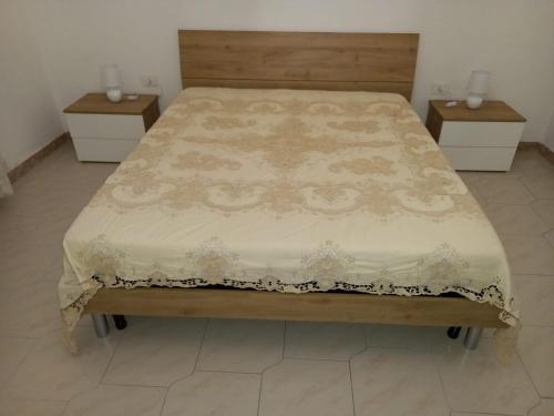 a large bed in a room with two night stands at Casa Roberta in Martis
