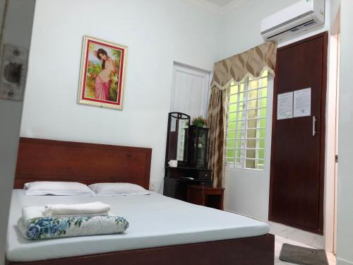a bedroom with a bed and a window at Gia Han Guesthouse in Vung Tau