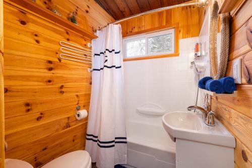 a bathroom with a toilet and a sink and a shower at Hôtel à la maison - Cap à l'Ile in Les Éboulements