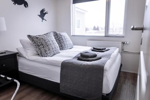 En eller flere senge i et værelse på Lynghagi House