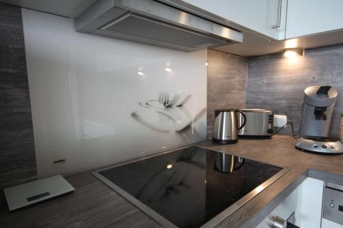 a kitchen with a counter with a plate on the wall at Manhattan 516 mit Schwimmbad in Braunlage