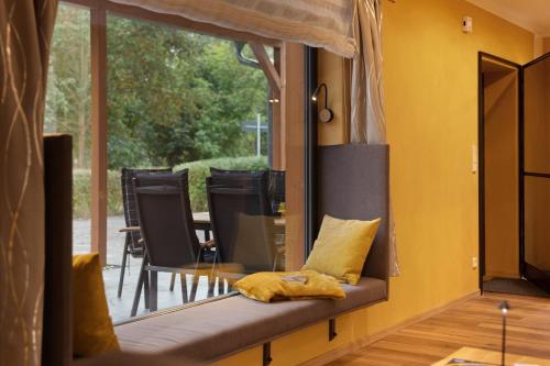 a window seat in a room with a table and chairs at Ferienhaus Milchstraße mit Sternenblick in Lochow