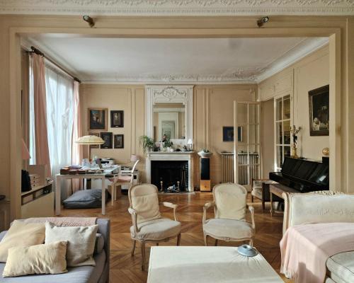 2 Private rooms in an Elegant Haussmannian Appartement