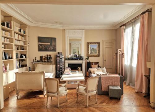 2 Private rooms in an Elegant Haussmannian Appartement