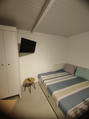 a bedroom with a bed and a small table at Apartamento in Arona