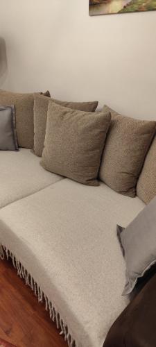 ein Sofa mit mehreren Kissen darauf in der Unterkunft Magic in Razvala
