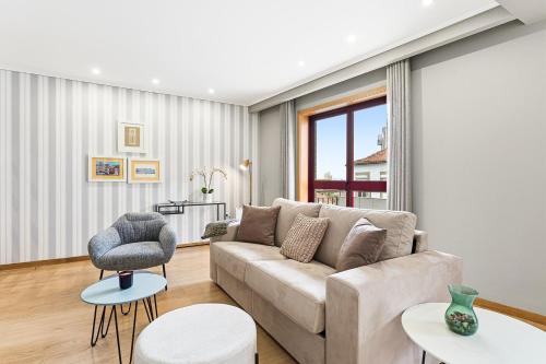 a living room with a couch and a table at GuestReady - Gaia Gardens Apartments in Vila Nova de Gaia