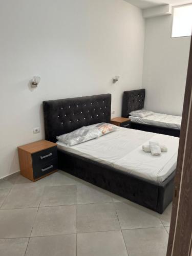 Llit o llits en una habitació de Sunrise Suites