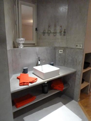 une salle de bain avec un lavabo blanc et un miroir dans l'établissement Le Loft Exceptionnel, à Sarlat-la-Canéda