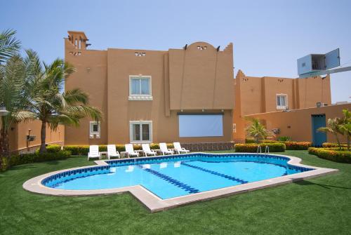 Piscina a فلل الجميرة o a prop