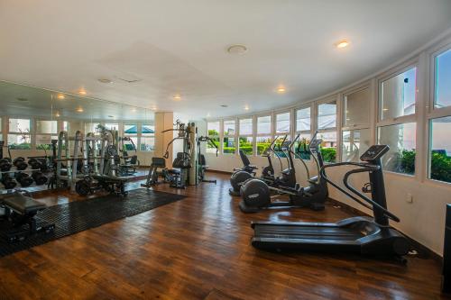 siłownia z bieżniami i sprzętem do ćwiczeń w pomieszczeniu w obiekcie Pinnacle Resorts 180 w mieście Puerto Vallarta