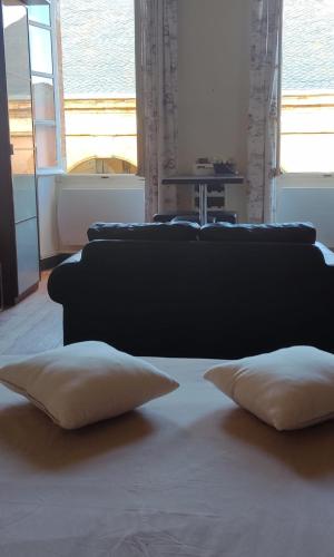 ein Wohnzimmer mit zwei Kissen auf dem Boden in der Unterkunft Artbnb in Lézat-sur-Lèze