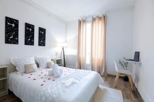 luxury apartement-near paris , metro , restaurant & bakery downstairs , 4 sleeps ,free WIFI