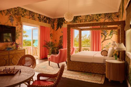 ein Zimmer mit Schlafzimmer mit Bett und Balkon in der Unterkunft Coral Sands Inn & Cottages in Harbour Island