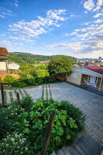 a view of a courtyard with plants and buildings at ROTA DA SERRA casa completa com ar-cond in Orleans