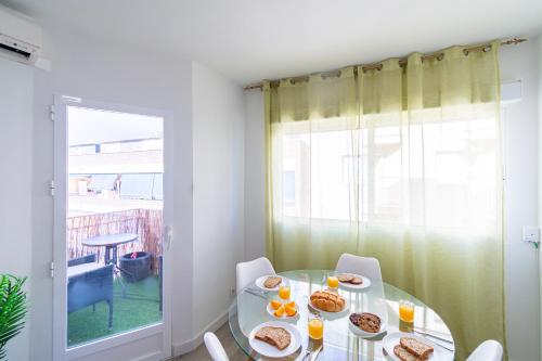 a dining room with a table with food on it at Avenida Principal muy cerca de la playa - By Aloha Palma in Águilas