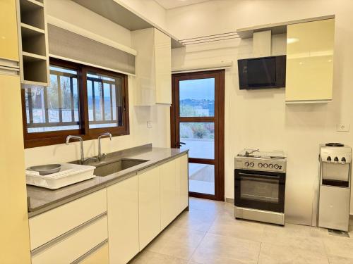 una cucina con lavello e fornello forno superiore di Pearl a Al Ḩulwah